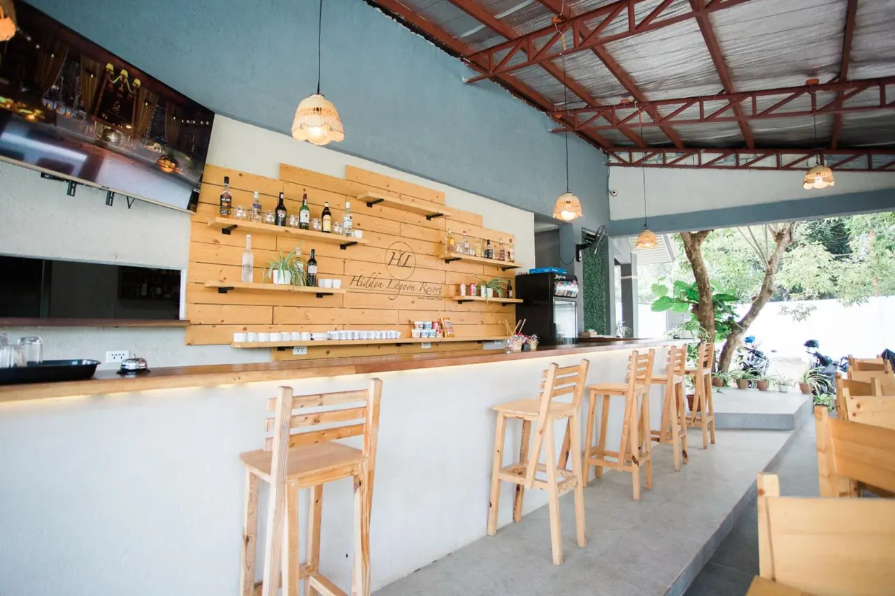 Hidden Lagoon Resort — bar