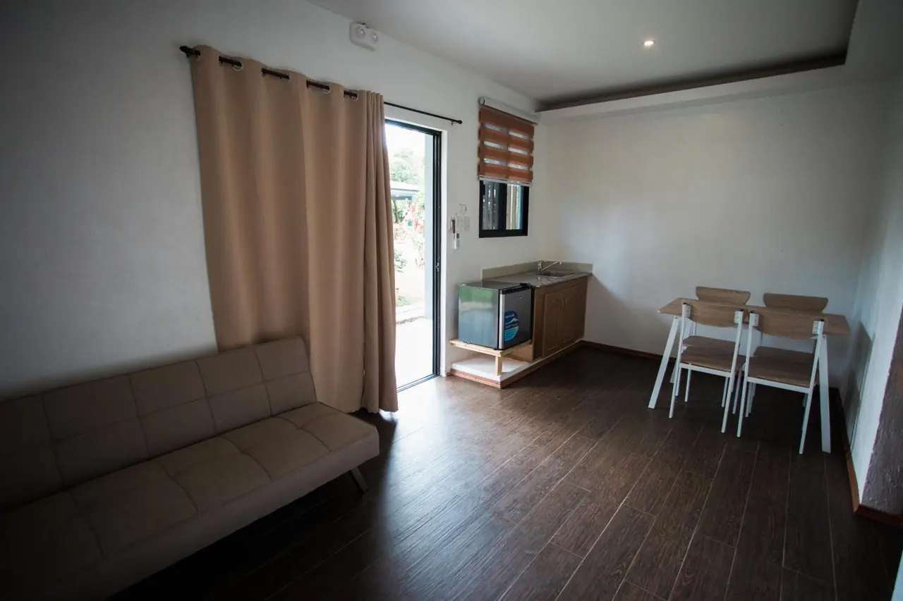 Hidden Lagoon Resort — deluxe queen suite 03